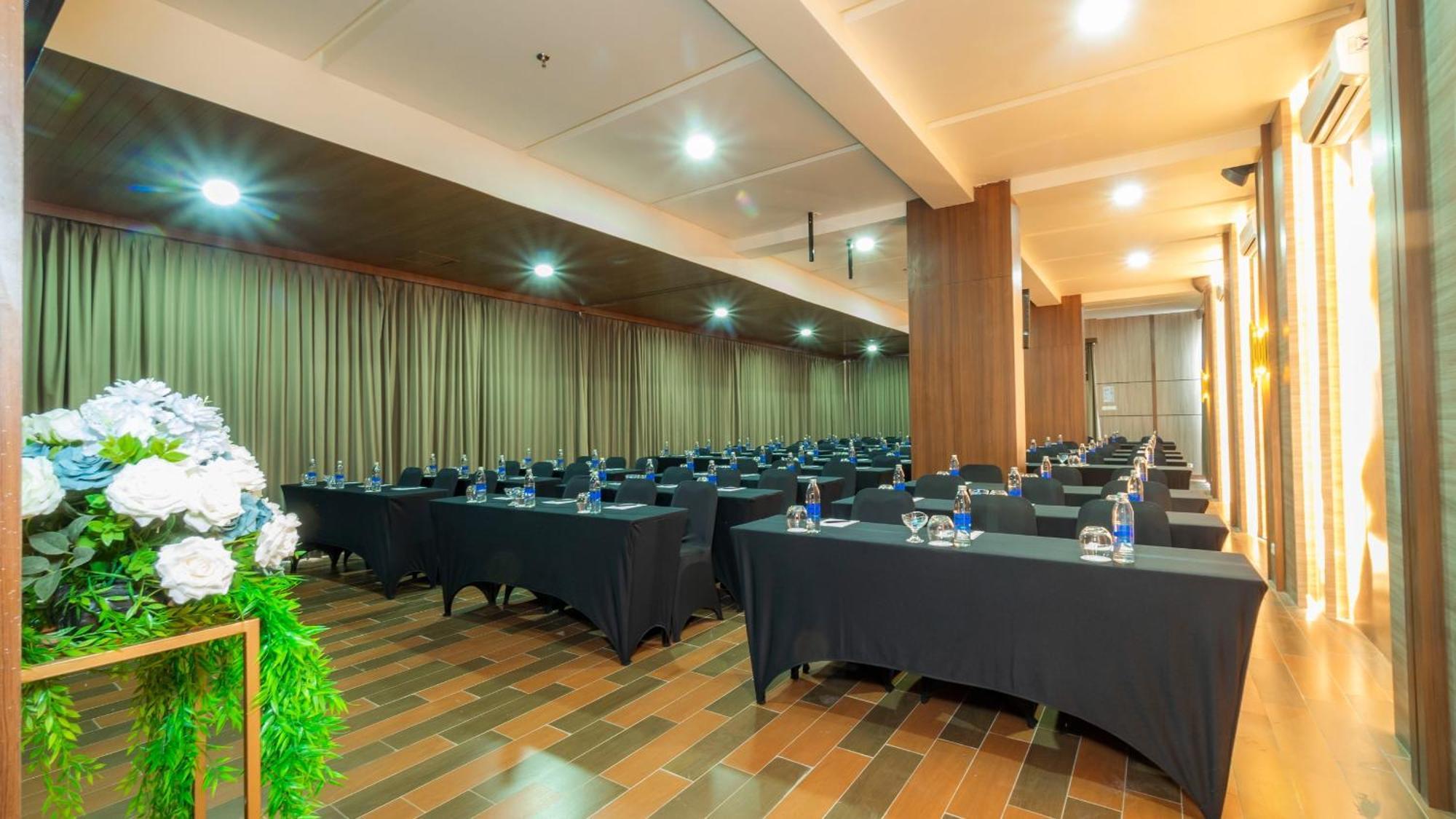 City Of Aventus Hotel - Denpasar Luaran gambar